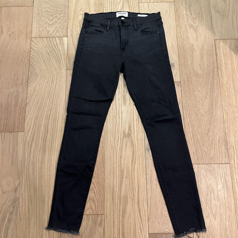 Frame • Le High Skinny Dark Grey Quinn Jeans
Raw Hem